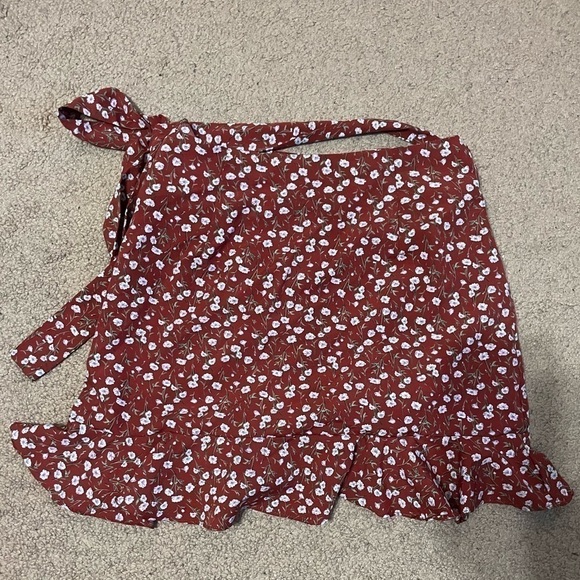Red ditsy floral mini skirt size XS - Picture 5 of 9